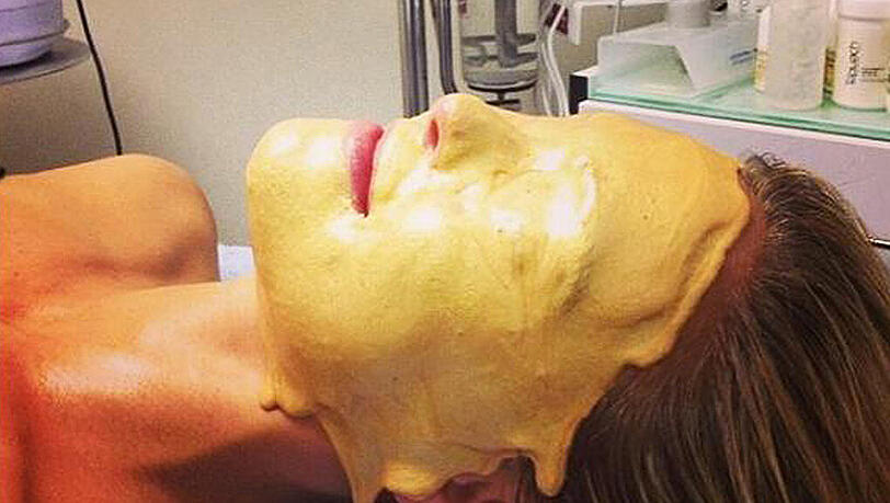 Bar Refaeli vergoldet: Das Model hat sich eine außergewöhnliche Maske gegönnt. Bar Refaeli vergoldet: Das Model hat sich eine außergewöhnliche Maske gegönnt.