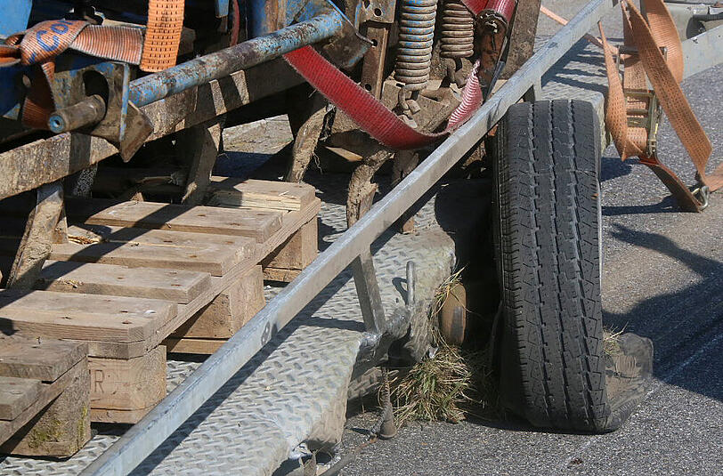 Missglücktes Überholmanöver - die Bilder von der Unfallstelle auf der B12 im Landkreis Mühldorf.
