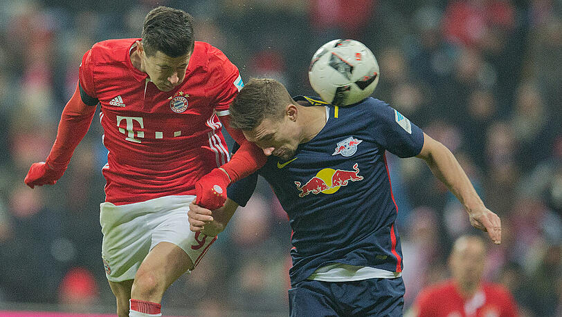 Szene aus dem Hinspiel, das der FC Bayern mit 3:0 für sich entschied: Robert Lewandowski (links) im Duell mit Stefan Ilsanker von RB Leipzig. Szene aus dem Hinspiel, das der FC Bayern mit 3:0 für sich entschied: Robert Lewandowski (links) im Duell mit Stefan Ilsanker von RB Leipzig.