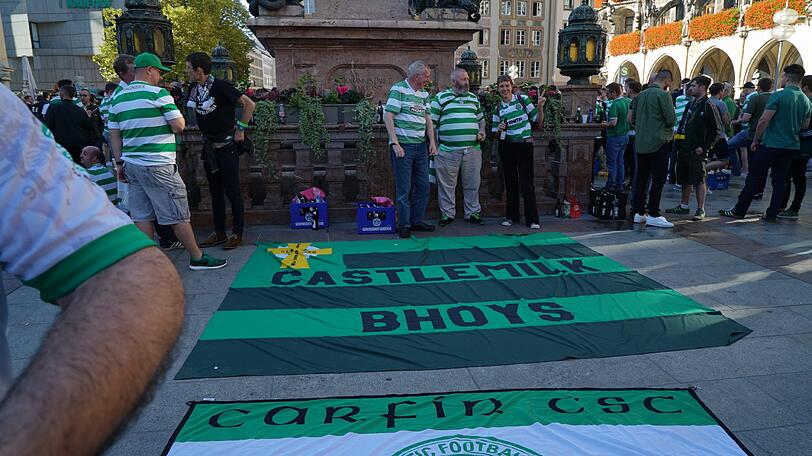 Auf dem Marienplatz feiern bereits die Celtic-Fans.