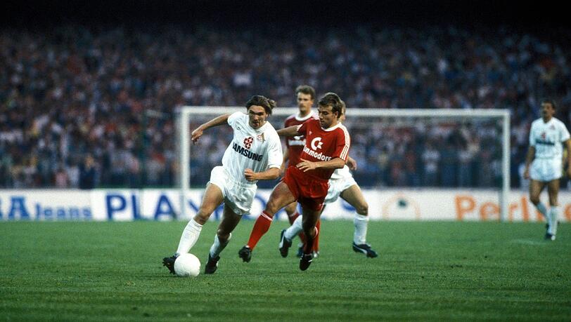 Damals ebenfalls im Müngersdorfer Stadion mit dabei – ein gewisser Hansi Flick, hier im Duell mit Kölns Paul Steiner (l.). Damals ebenfalls im Müngersdorfer Stadion mit dabei – ein gewisser Hansi Flick, hier im Duell mit Kölns Paul Steiner (l.).