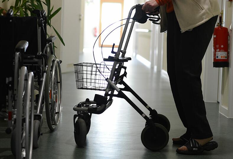 Dreist: Der Dieb wollte der Rentnerin die Tasche aus dem Rollator klauen. (Symbolbild)