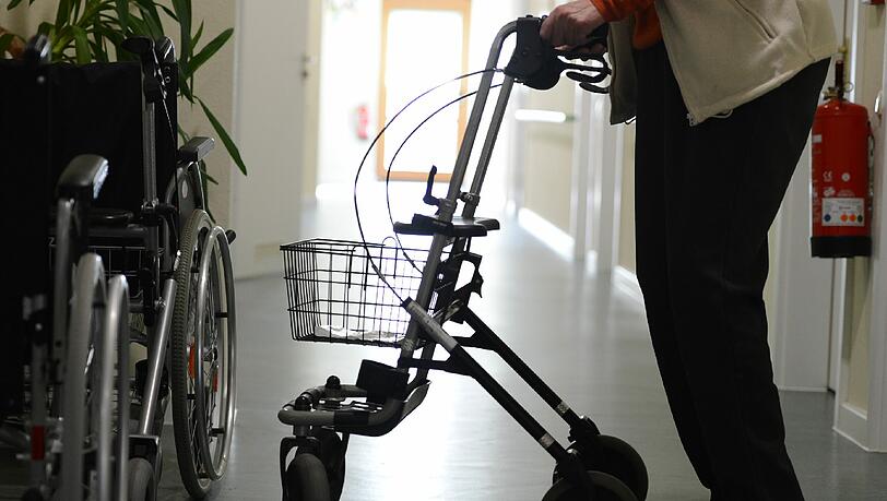 Dreist: Der Dieb wollte der Rentnerin die Tasche aus dem Rollator klauen. (Symbolbild) Dreist: Der Dieb wollte der Rentnerin die Tasche aus dem Rollator klauen. (Symbolbild)