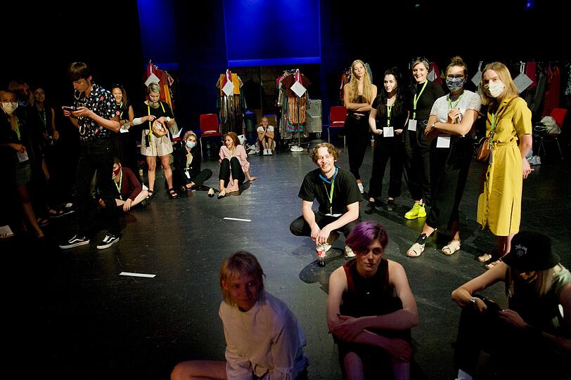 Backstage-Blick: Warten auf den nächsten Probendurchgang.