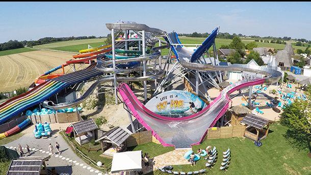 Einfach gewaltig: Die Big Wave in der Therme Erding ist mit 180 Metern Länge die größte Sommer-Reifenrutsche Deutschlands.