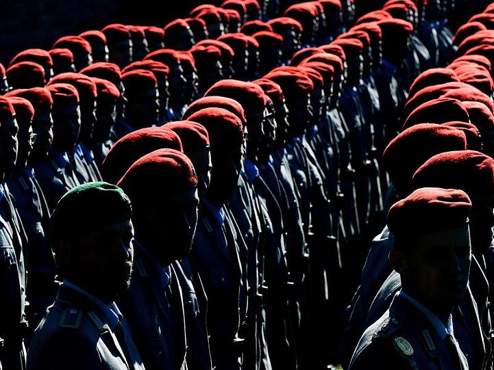 Zum Gelöbnis angetretene Rekruten der Bundeswehr. Foto: Martin Schutt/zb/dpa/Archivbild
