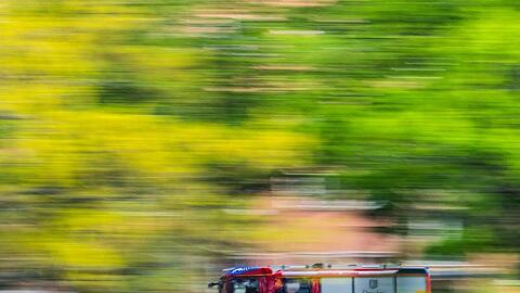 Ein Löschfahrzeug der Feuerwehr fährt zu einem Einsatz. Foto: Robert Michael/dpa-Zentralbild/dpa/Archiv/Symbolbild