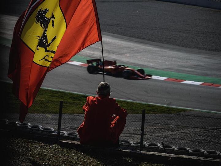 Ein Zuschauer schaut den F1-Piloten bei den Testfahrten auf dem Circuit de Catalunya zu. Auf der Bahn Sebastian Vettel.
