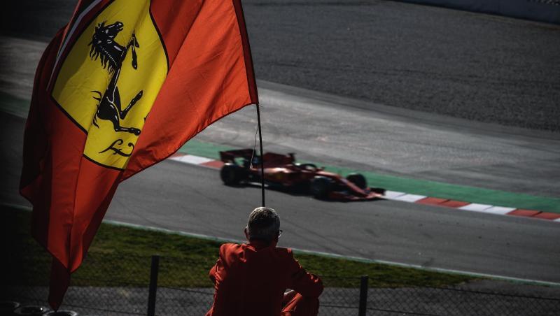 Ein Zuschauer schaut den F1-Piloten bei den Testfahrten auf dem Circuit de Catalunya zu. Auf der Bahn Sebastian Vettel. Ein Zuschauer schaut den F1-Piloten bei den Testfahrten auf dem Circuit de Catalunya zu. Auf der Bahn Sebastian Vettel.