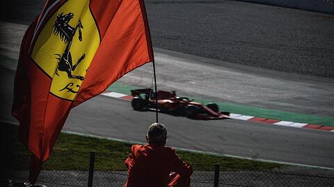 Ein Zuschauer schaut den F1-Piloten bei den Testfahrten auf dem Circuit de Catalunya zu. Auf der Bahn Sebastian Vettel.