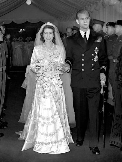 1947: Prinzessin Elizabeth und Prinz Philip verlassen nach ihrer kirchlichen Hochzeit die Westminster Abbey.