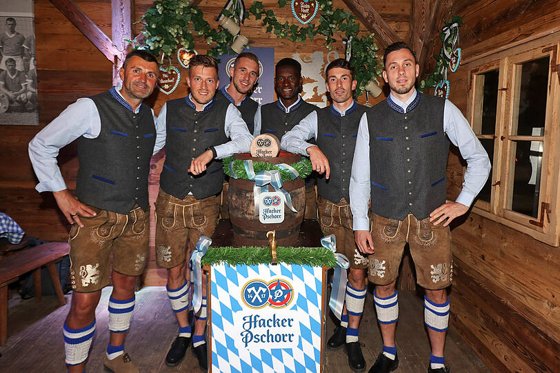 Auf ein Bierchen mit dem Chef: Trainer Michael Köllner mit Marius Willsch,  Marco Hiller,  Meville Biankadi, Philipp Steinhart und Marcel Bär (v.l.n.r)