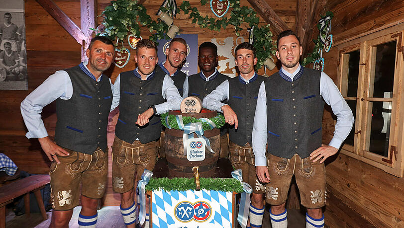 Auf ein Bierchen mit dem Chef: Trainer Michael Köllner mit Marius Willsch, Marco Hiller, Meville Biankadi, Philipp Steinhart und Marcel Bär (v.l.n.r) Auf ein Bierchen mit dem Chef: Trainer Michael Köllner mit Marius Willsch, Marco Hiller, Meville Biankadi, Philipp Steinhart und Marcel Bär (v.l.n.r)