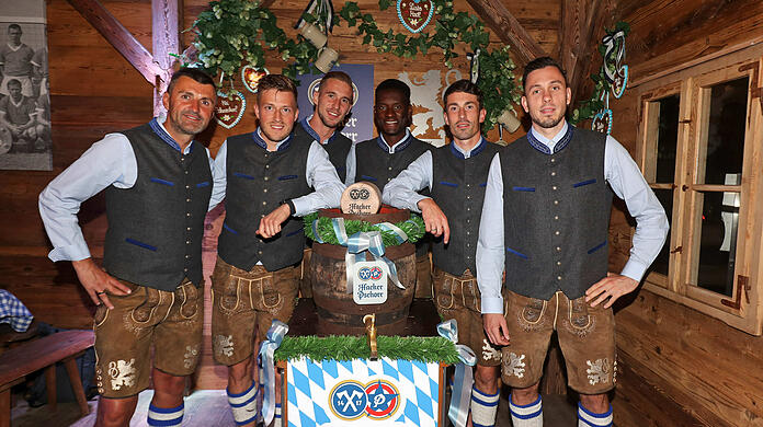Auf ein Bierchen mit dem Chef: Trainer Michael Köllner mit Marius Willsch,  Marco Hiller,  Meville Biankadi, Philipp Steinhart und Marcel Bär (v.l.n.r)