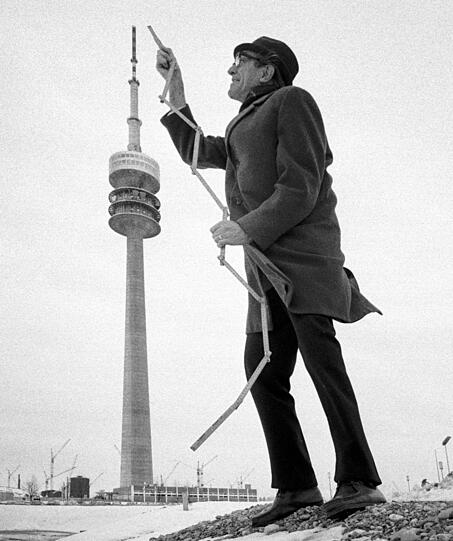 Februar 1970: Volkssänger Schorsch Blädel misst ab, ob der künftige Olympiaturm auch wirklich so hoch ist, wie angegeben...