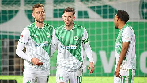 Dennis Srbeny (l) sticht als Joker der Fürther.