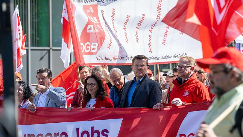 Die DGB-Bundesvorsitzende Yasmin Fahimi (Mitte) bei der zentralen Maikundgebung der Gewerkschaften in Nürnberg. Die DGB-Bundesvorsitzende Yasmin Fahimi (Mitte) bei der zentralen Maikundgebung der Gewerkschaften in Nürnberg.