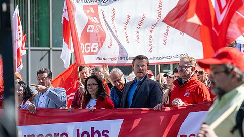 Die DGB-Bundesvorsitzende Yasmin Fahimi (Mitte) bei der zentralen Maikundgebung der Gewerkschaften in N&uuml;rnberg.