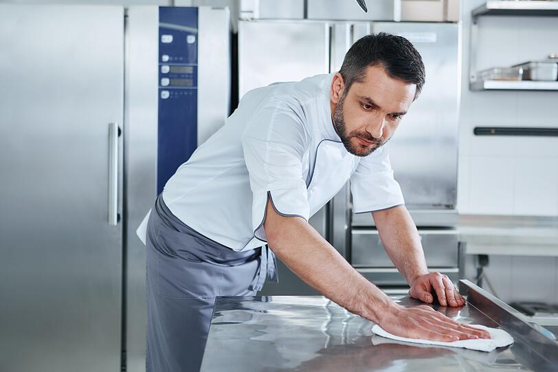 Um Kartoffelwasser als Reinigungsmittel zu nutzen, feuchtet man einen Schwamm oder Tuch damit an und wischt die Oberflächen gründlich ab. Am besten spült man alles mit klarem Wasser noch einmal nach, um etwaige Stärkereste der Kartoffel zu entfernen. Sehr gute Ergebnisse erzielt man bei Kunststoffen an Tür- und Fensterrahmen oder Gartenmöbeln. Um Kartoffelwasser als Reinigungsmittel zu nutzen, feuchtet man einen Schwamm oder Tuch damit an und wischt die Oberflächen gründlich ab. Am besten spült man alles mit klarem Wasser noch einmal nach, um etwaige Stärkereste der Kartoffel zu entfernen. Sehr gute Ergebnisse erzielt man bei Kunststoffen an Tür- und Fensterrahmen oder Gartenmöbeln.