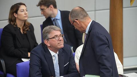 Kulturstaatsminister Wolfram Weimer, hier mit Kanzler Friedrich Merz (CDU), warnt vor Rot-Gr&uuml;n-Rot in Berlin. (Archivbild)