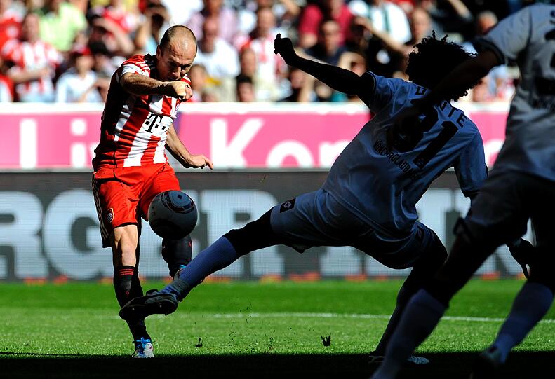 ARJEN ROBBEN: Lange Zeit Abgeber des einzigen Torschusses, der Gladbachs Keeper zu einer Parade zwang (18.). Motiviert, aber selten Teil des Spiels. Fast logisch, dass er sein 1:0 praktisch selbst vorbereitete (78.). Sah noch gelb wegen Meckerns. (Note 3)
