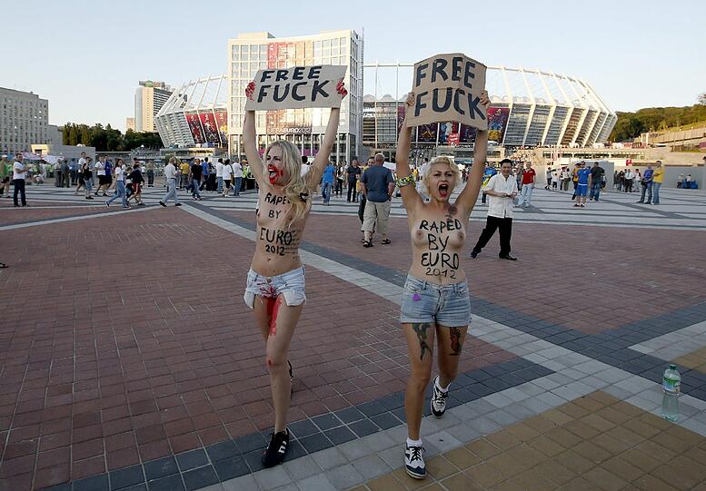 Die Proteste der der radikalen Frauenrechtsgruppe Femen werden immer bizarrer. Hitlergruß. Dildos, Prügeleien: Die Aktivistinnen schrecken vor fast nichts zurück.
