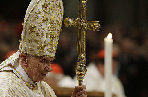 Der Papst hat im Petersdom in Rom die Mitternachtsmesse geleitet