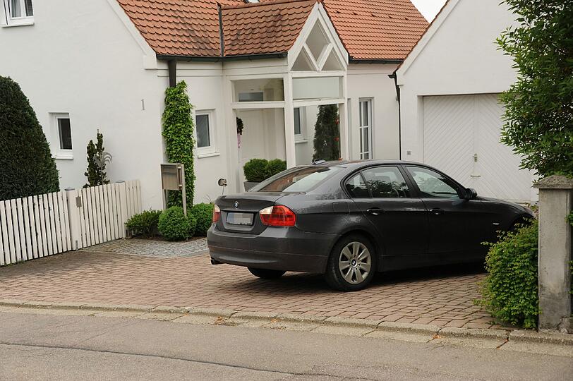 Und parkt in der Einfahrt der Schmids.