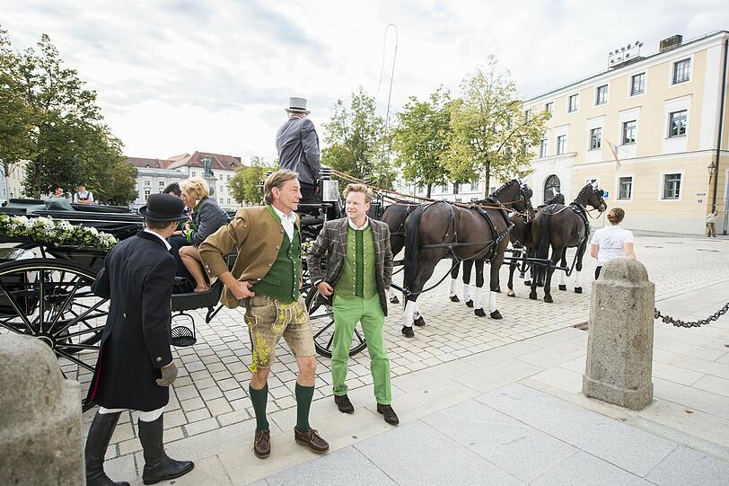 Das Hochzeitspaar - links Seppi Küblbeck, rechts Oliver Storz -  in Passau.