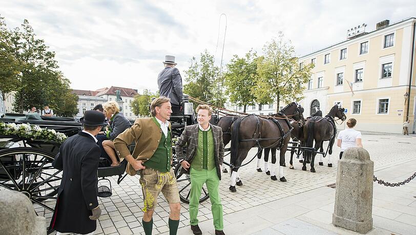 Das Hochzeitspaar - links Seppi Küblbeck, rechts Oliver Storz - in Passau. Das Hochzeitspaar - links Seppi Küblbeck, rechts Oliver Storz - in Passau.