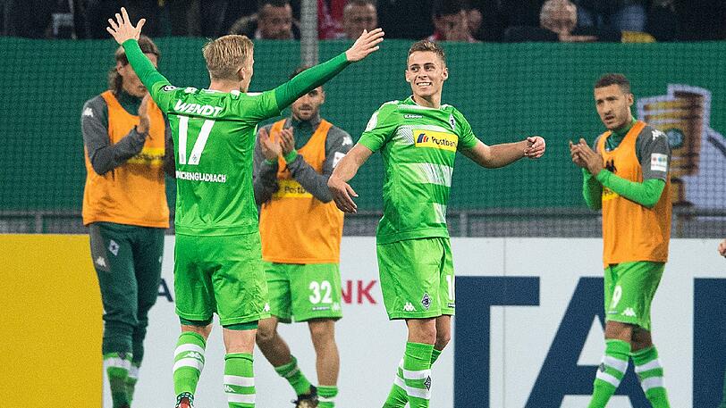 Gladbachs Oscar Wendt (l) und Torschütze Thorgan Hazard jubeln nach dem Treffer zur 1:0 Führung.