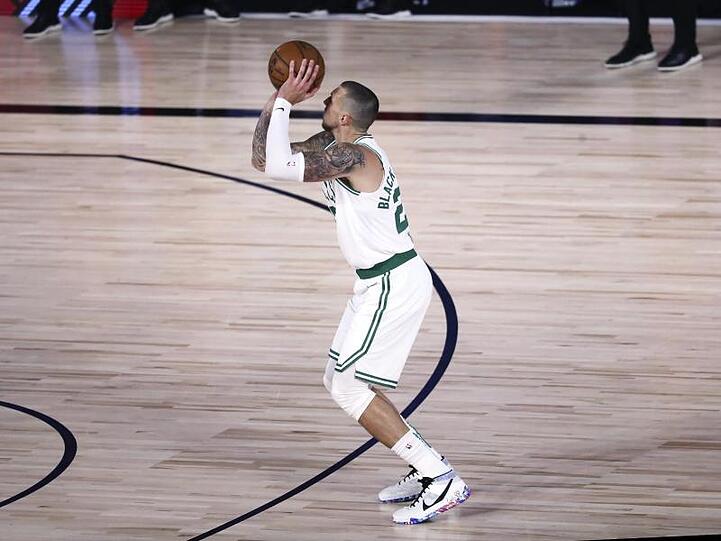 Daniel Theis bei einem Dreipunktewurf.