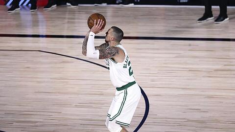 Daniel Theis bei einem Dreipunktewurf.