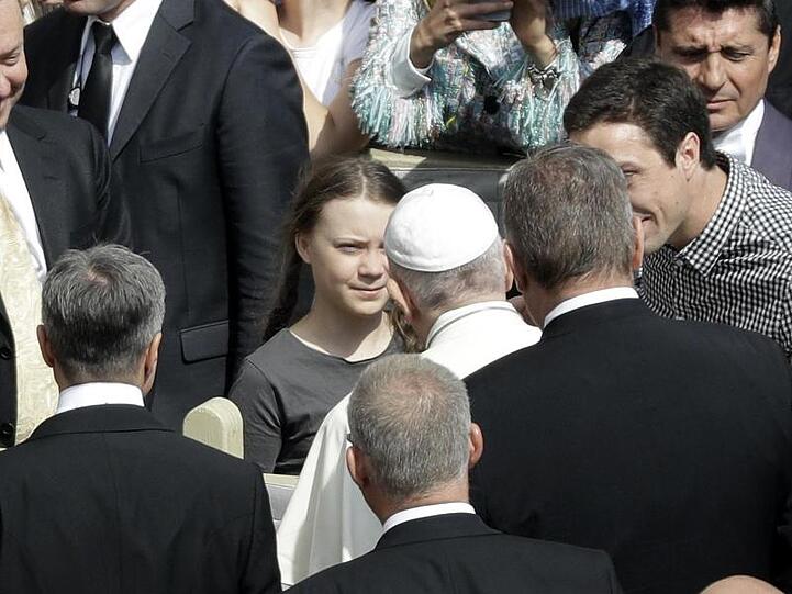 Papst Franziskus begrüßt die schwedische Klimaaktivistin Greta Thunberg (M) während seiner wöchentlichen Generalaudienz auf dem Petersplatz im Vatikan.