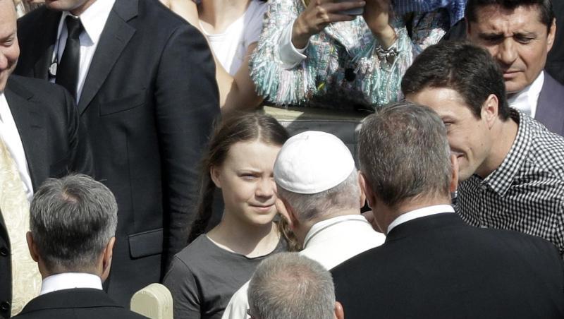 Papst Franziskus begrüßt die schwedische Klimaaktivistin Greta Thunberg (M) während seiner wöchentlichen Generalaudienz auf dem Petersplatz im Vatikan. Papst Franziskus begrüßt die schwedische Klimaaktivistin Greta Thunberg (M) während seiner wöchentlichen Generalaudienz auf dem Petersplatz im Vatikan.
