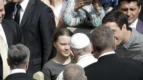 Papst Franziskus begrüßt die schwedische Klimaaktivistin Greta Thunberg (M) während seiner wöchentlichen Generalaudienz auf dem Petersplatz im Vatikan.