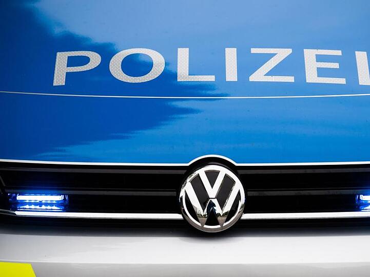 Frontalansicht eines Polizeiautos. Foto: Lino Mirgeler/dpa/Archivbild