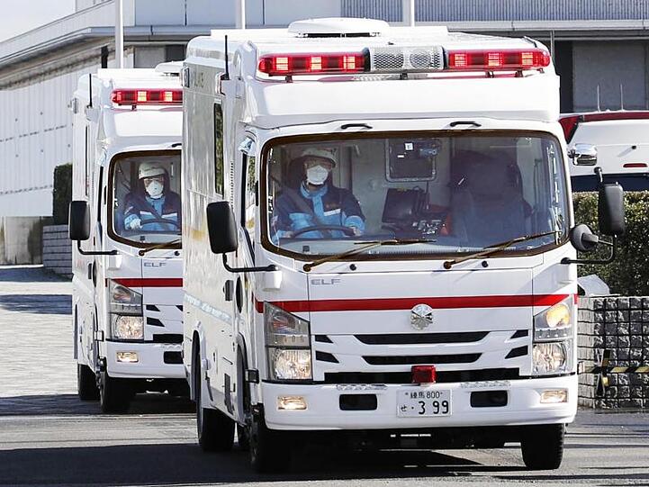 Zwei Krankenwagen verlassen den internationalen Flughafen Haneda in Japan, nachdem eine Chartermaschine der Regierung Personen aus dem chinesischen Wuhan zurückholte.