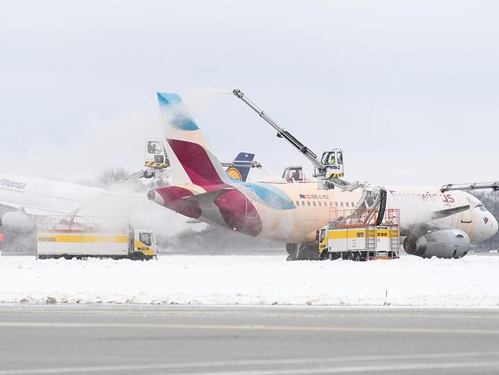 Eine Eurowings-Maschine wird am Münchener Flughafen enteist. Foto: Matthias Balk
