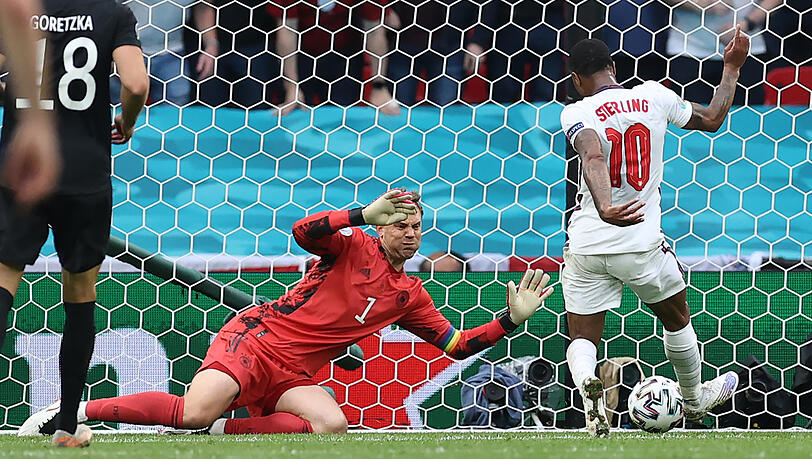 EM-Triumph für England: Die Three Lions um Sterling kicken im Wembley die deutsche Elf um Keeper Neuer im Achtelfinale raus. EM-Triumph für England: Die Three Lions um Sterling kicken im Wembley die deutsche Elf um Keeper Neuer im Achtelfinale raus.