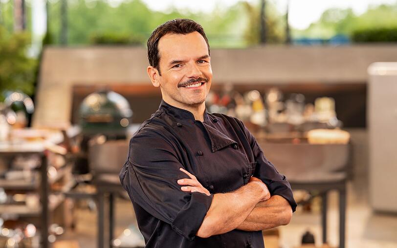 Die leibhaftigen Gegner zu schwach? Jedenfalls stichelt Steffen Henssler beim Finale von "Grill den Henssler Sommer-Special" mal wieder gegen den - abwesenden - Lieblingsrivalen Tim Mälzer. Die leibhaftigen Gegner zu schwach? Jedenfalls stichelt Steffen Henssler beim Finale von "Grill den Henssler Sommer-Special" mal wieder gegen den - abwesenden - Lieblingsrivalen Tim Mälzer.