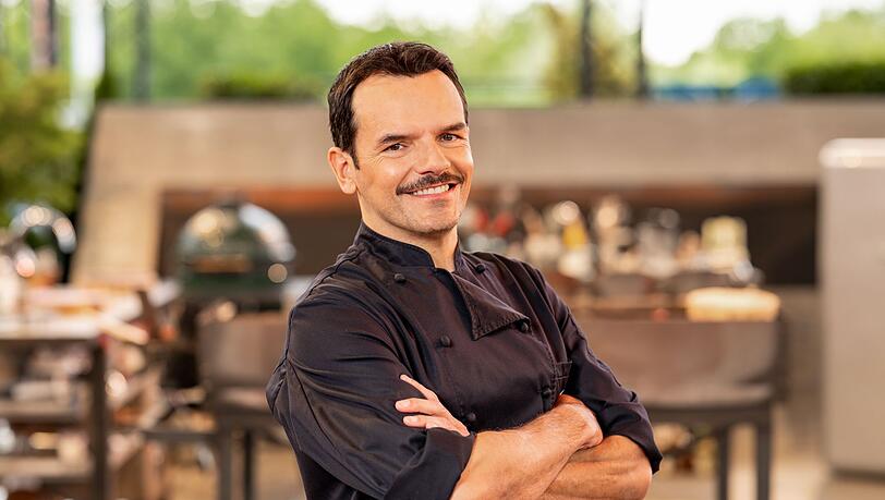 Die leibhaftigen Gegner zu schwach? Jedenfalls stichelt Steffen Henssler beim Finale von "Grill den Henssler Sommer-Special" mal wieder gegen den - abwesenden - Lieblingsrivalen Tim Mälzer. Die leibhaftigen Gegner zu schwach? Jedenfalls stichelt Steffen Henssler beim Finale von "Grill den Henssler Sommer-Special" mal wieder gegen den - abwesenden - Lieblingsrivalen Tim Mälzer.