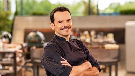 Die leibhaftigen Gegner zu schwach? Jedenfalls stichelt Steffen Henssler beim Finale von "Grill den Henssler Sommer-Special" mal wieder gegen den - abwesenden - Lieblingsrivalen Tim M&auml;lzer.