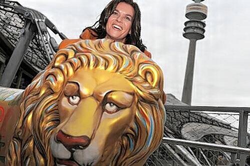 Den Löwen bringt sie schon auch noch zum Lächeln: Kartarina Witt wirbt für Olympia 2018.
