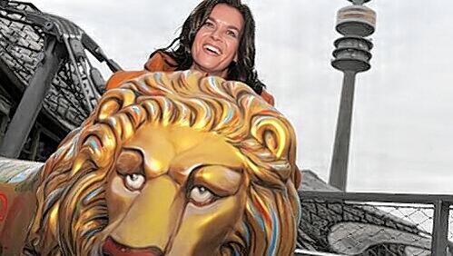Den Löwen bringt sie schon auch noch zum Lächeln: Kartarina Witt wirbt für Olympia 2018. Den Löwen bringt sie schon auch noch zum Lächeln: Kartarina Witt wirbt für Olympia 2018.