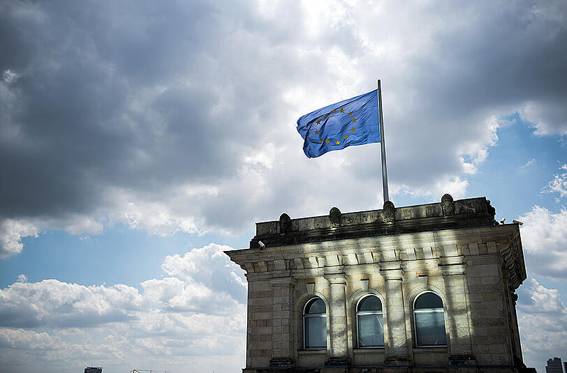 Europa-Flagge auf dem Deutschen Bundestag.