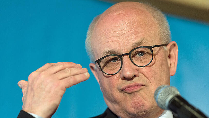Den Regierungsfraktionen solle wieder eine stärkere Opposition gegenüberstehen, fordert Kauder. Den Regierungsfraktionen solle wieder eine stärkere Opposition gegenüberstehen, fordert Kauder.
