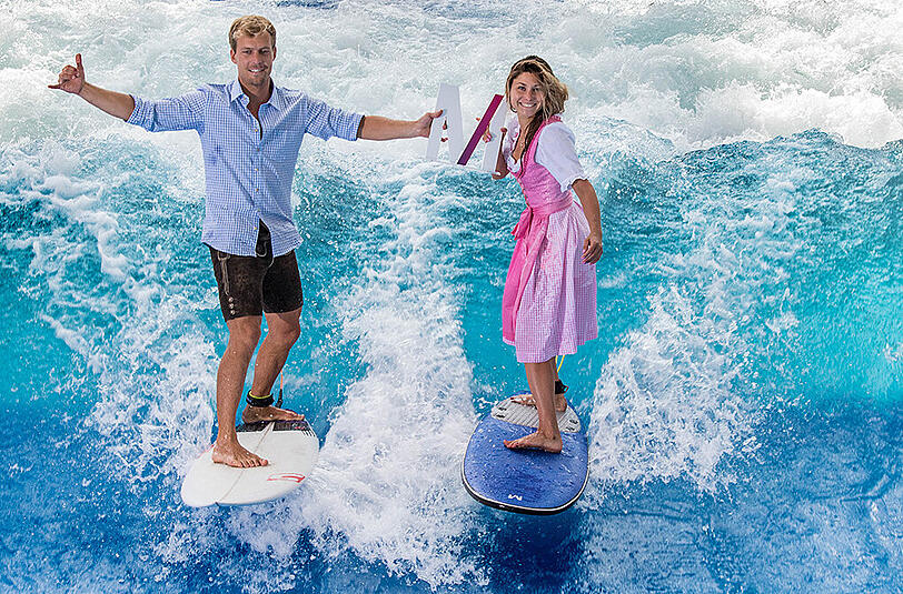 Surfen? Das geht zur Wiesnzeit am Münchner Flughafen sogar in Lederhose und Dirndl.