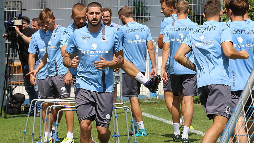 Gleich mittendrin: "Neuzugang" Sascha Mölders beim Training am Freitagnachmittag.