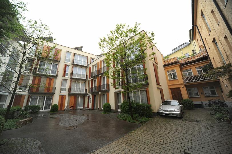 Eine Sonderstellung bei den Sanierungsprojekten nimmt die Stollbergstraße 7a und 7b ein. Denn hier bleiben normale Mieter außen vor. Stattdessen kommen in den für 2,1 Millionen Euro sanierten Gebäuden der Stollbergstraße Schauspieler, Techniker, Dramaturgen der Kammerspiele unter. Exemplarisch für andere Projekte: die Photovoltaik-Anlage auf dem Dach.